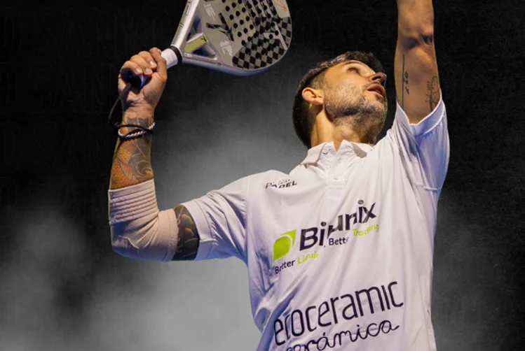 Imagem de um homem jogando padel